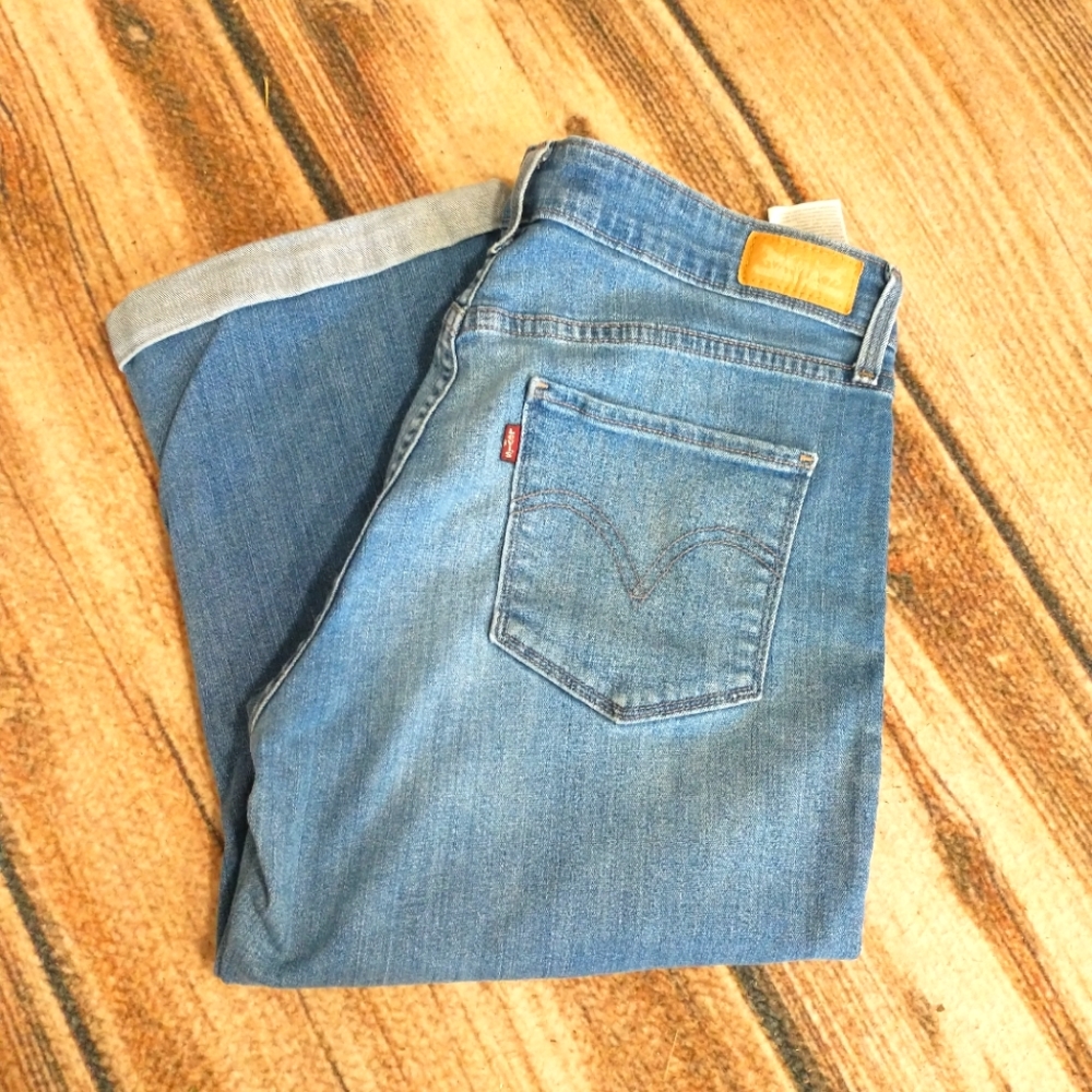 Levi's size 10 mid rise straight leg Capri length jean pants